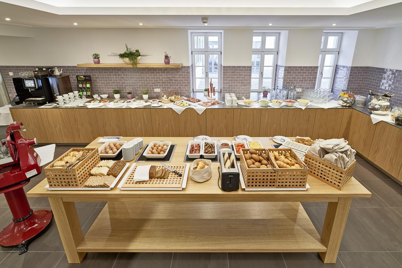 Hotel Elbresidenz An Der Therme Bad Schandau Dış mekan fotoğraf A buffet at a hotel
